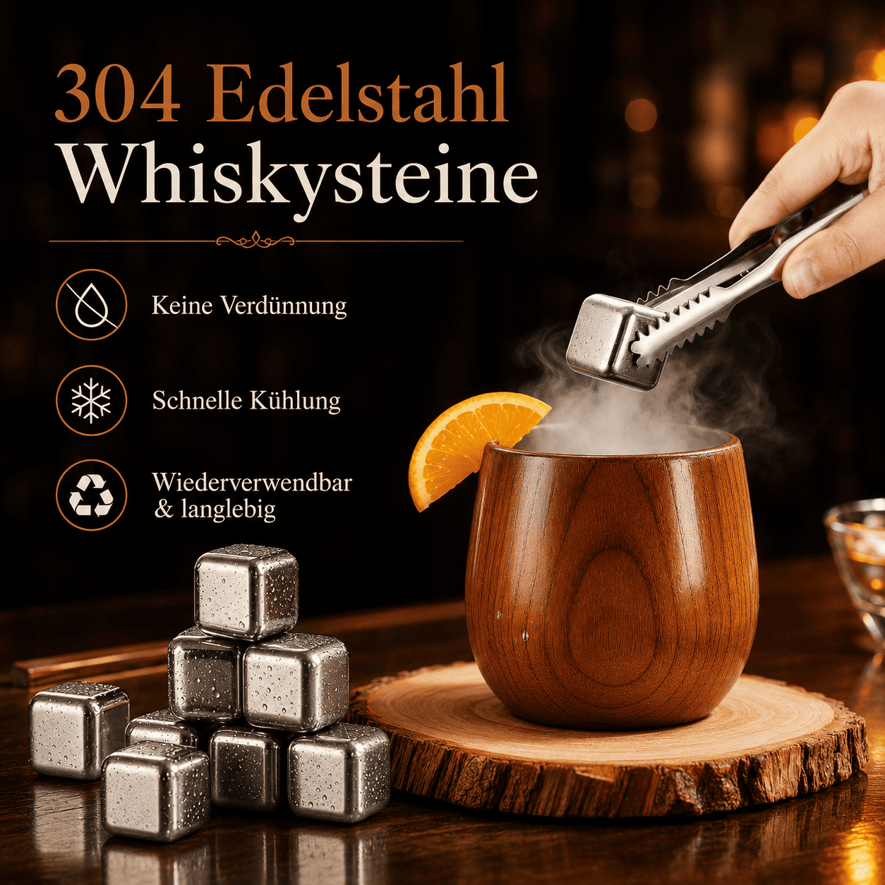Wiederverwendbare Eiswürfel aus 304 Edelstahl werden mit einer Zange in einen dampfenden Eichenholz-Whiskybecher auf einer Holzscheibe gegeben