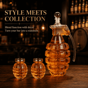 Exklusiver handgranatenförmiger Whisky Dekanter aus Glas platziert vor einer eleganten Bar-Kulisse