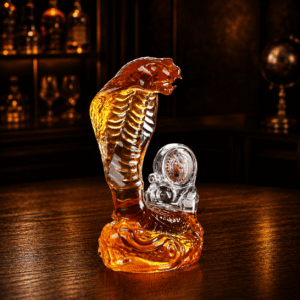 Imposanter Kobra Whisky Dekanter aus Glas gefüllt mit bernsteinfarbenem Bourbon auf dunklem Holzbrett
