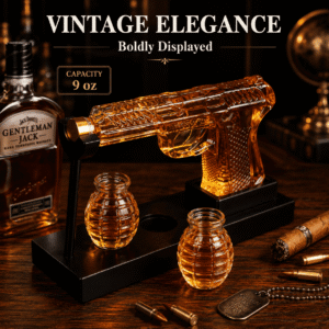 Exklusives M1911 Pistole Whisky Dekanter Set im Vintage-Stil mit zwei Handgranaten Shotgläsern und Patronen auf Holzbar