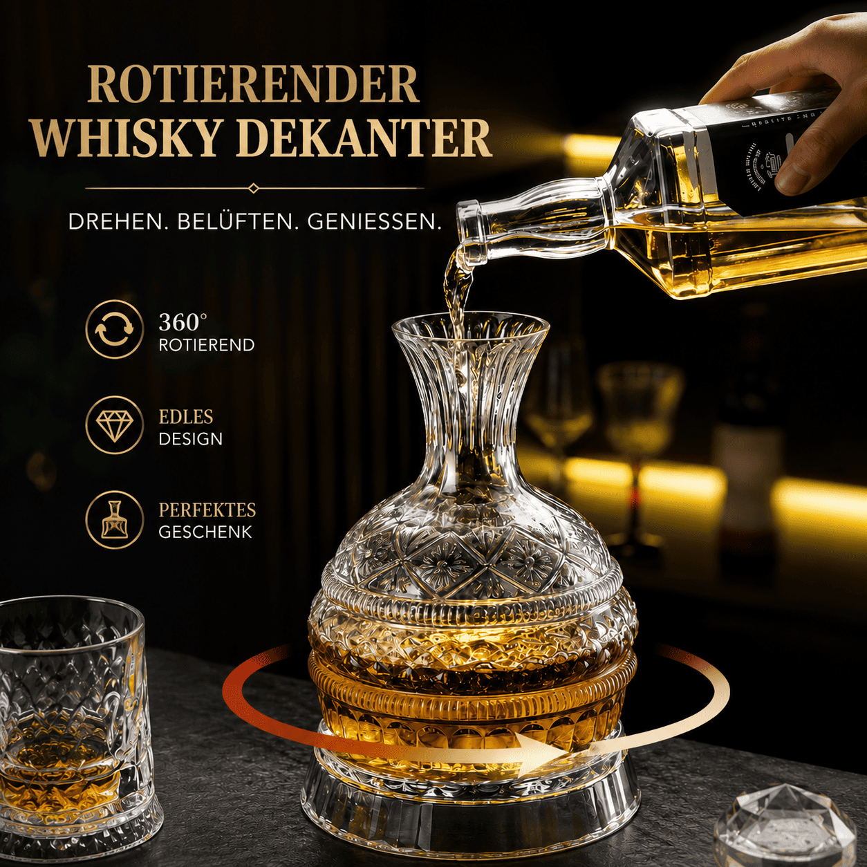 Whisky wird aus einer Flasche in einen sich um 360 Grad rotierenden Kristall-Dekanter auf einer passenden Glasbasis gegossen